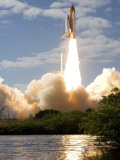 Space Shuttle Atlantis Lifts Off from its Launch Pad at Kennedy Space Center, Florida Fotografisk tryk Space Shuttle Atlantis Lifts Off from its Launch Pad at Kennedy Space Center, Florida Fotografisk tryk