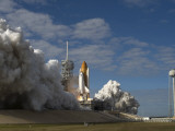 Space Shuttle Atlantis Lifts Off from its Launch Pad at Kennedy Space Center, Florida Lámina fotográfica