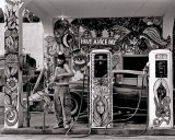 Hippie Gas Station, 1971 Affiches par Dennis Stock