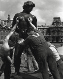 Venus Grabbed by the Throat, 1964 Affiches par Robert Doisneau