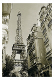 Eiffel Tower Street View, no. 1 Affiches par Christian Peacock