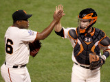 Texas Rangers v San Francisco Giants, Game 1: Edgar Renteria, Buster Posey Lámina fotográfica por Christian Petersen Texas Rangers v San Francisco Giants, Game 1: Edgar Renteria, Buster Posey Lámina fotográfica por Christian Petersen