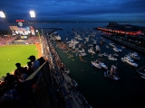 Texas Rangers v San Francisco Giants, Game 1: Boaters and fans congregate in McCovey Cove Fotografisk trykk av Doug Pensinger