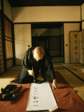 A Zen Abbot Practices Calligraphy in the Daitokuji Temple Photographie par Thomas J. Abercrombie