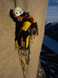 A Climber Balances in Slings on the Upper Wall of Great Sail Peak Photographie par Gordon Wiltsie
