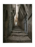 A Muslim Woman Walking Down a Steep Stairway Lámina fotográfica por Gervais Courtellemont A Muslim Woman Walking Down a Steep Stairway Lámina fotográfica por Gervais Courtellemont