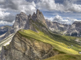 Alpine Meadows, Jagged Mountains, and Fluffy Clouds Fotografisk trykk av James Buchan