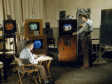 Researchers Test Color Balance on a New Invention, a Color Television Photographie par Willard Culver