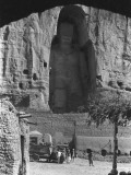 The Great Buddha Statue Carved into a Cliff at Bamian Photographie par Maynard Owen Williams
