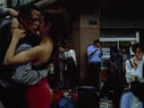 A Passionate Couple Dance the Tango on a South American Street Corner Fotografie-Druck von Pablo Corral Vega
