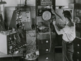Man Testing Early Television Equipment Impressão fotográfica por Willard Culver Man Testing Early Television Equipment Impressão fotográfica por Willard Culver