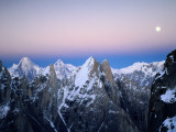 Moonrise over the Golden Throne and the Gasherbrum Massif Beyond Photographie par Bill Hatcher