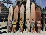 Women Pose in Front of their Surfboards on Waikiki Beach Fotoprint van Richard Hewitt Stewart Women Pose in Front of their Surfboards on Waikiki Beach Fotoprint van Richard Hewitt Stewart