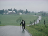 An 81 Year Old Amish Man Walks to the Amish Church on Sunday Morning Lámina fotográfica por Robert Madden