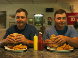 Twins Chow Down at the Mule Skinner Saloon in Oxford Photographie par Joel Sartore