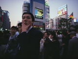 Crowds of Young, Wealthy Japanese Fill the Tokyo Streets Photographie par Karen Kasmauski