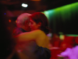 A Couple in a Warm Embrace Dance the Tango Fotografie-Druck von Pablo Corral Vega