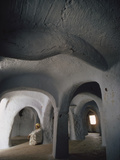 Thick, Unadorned Walls of a Mosque Assure a Calm Spot for Meditation Photographie par Thomas J. Abercrombie