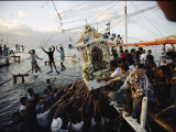Faithful Residents Reach for a Palanquin Holding a Religious Image Fotografisk trykk av Sisse Brimberg