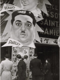 Advertising Outside a Theater Photographie par Maynard Owen Williams
