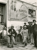 A Cafe Crowd Along the Water-Front' Photographie par Maynard Owen Williams