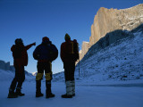 Mountain Climbers on Frozen Stewart Lake Below Great Sail Peak Photographie par Gordon Wiltsie