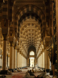 Men Pray on Rugs or Read Korans Beneath Limestone Columns and Arches Photographie par Thomas J. Abercrombie