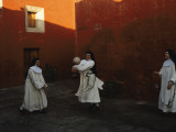 Novice Nuns Play Ball at the Monastery Photographie par Melissa Farlow