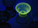 A 19Th-Century Desert Bowl Tinted with Uranium Glows Green under Ultraviolet Light Photographie par James L. Amos