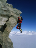 A Mountain Climber Dangles from a Rock on Pyramid Peak Photographie par Gordon Wiltsie