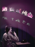 A Woman Speaks in a Phone in a Room with Models of Voice Patterns Impressão fotográfica por Willard Culver A Woman Speaks in a Phone in a Room with Models of Voice Patterns Impressão fotográfica por Willard Culver