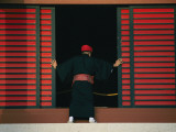 An Okinawan Slides a Door Closed Photographie par Karen Kasmauski