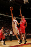 Houston Rockets v Toronto Raptors: Jose Calderon and Chuck Hayes Photographie par Ron Turenne