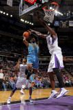 New Orleans Hornets v Sacramento Kings: Chris Paul and Samuel Dalembert Photographie par Rocky Widner