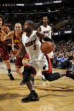 Miami Heat v Cleveland Cavaliers: Dwyane Wade and Anthony Parker Fotografisk tryk af David Liam Kyle Miami Heat v Cleveland Cavaliers: Dwyane Wade and Anthony Parker Fotografisk tryk af David Liam Kyle