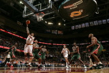 Milwaukee Bucks v Cleveland Cavaliers: Mo Williams and Drew Gooden Photographic Print by David Liam Kyle