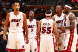 Indiana Pacers v Miami Heat: Juwan Howard, Dwyane Wade, Eddie House, Chris Bosh and LeBron James Fotografie-Druck von Victor Baldizon