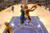 Washington Wizards v Los Angeles Lakers: Kobe Bryant and Yi Jianlian Lámina fotográfica por Andrew Bernstein Washington Wizards v Los Angeles Lakers: Kobe Bryant and Yi Jianlian Lámina fotográfica por Andrew Bernstein