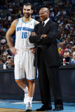Cleveland Cavaliers v New Orleans Hornets: Peja Stojakovic and Byron Scott Photographic Print by Layne Murdoch