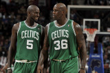 Boston Celtics v Cleveland Cavaliers: Kevin Garnett and Shaquille O'Neal Photographie par David Liam Kyle