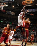 Miami Heat v Cleveland Cavaliers: Dwyane Wade and Anderson Varejao Fotografisk trykk av Nathaniel S. Butler Miami Heat v Cleveland Cavaliers: Dwyane Wade and Anderson Varejao Fotografisk trykk av Nathaniel S. Butler