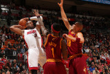 Cleveland Cavaliers v Miami Heat: Dwyane Wade, Daniel Gibson and Anthony Parker Fotografisk tryk af Victor Baldizon Cleveland Cavaliers v Miami Heat: Dwyane Wade, Daniel Gibson and Anthony Parker Fotografisk tryk af Victor Baldizon