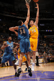 Washington Wizards v Los Angeles Lakers: Pau Gasol and JaVale McGee Photographic Print by Andrew Bernstein