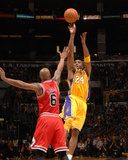 Chicago Bulls v Los Angeles Lakers: Kobe Bryant and Keith Bogans Photographic Print by Noah Graham