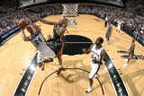Milwaukee Bucks v San Antonio Spurs: Richard Jefferson and Drew Gooden Photographie par D. Clarke Evans