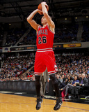 Chicago Bulls v Sacramento Kings: Kyle Korver Photographic Print by Rocky Widner