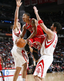 Chicago Bulls v Houston Rockets: Derrick Rose, Brad Miller and Luis Scola Fotografisk trykk av Bill Baptist Chicago Bulls v Houston Rockets: Derrick Rose, Brad Miller and Luis Scola Fotografisk trykk av Bill Baptist