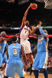 Denver Nuggets v Phoenix Suns: Josh Childress and Carmelo Anthony Lámina fotográfica por Barry Gossage