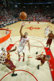 Cleveland Cavaliers v Houston Rockets: Shane Battier and Leon Powe Fotografisk tryk af Bill Baptist Cleveland Cavaliers v Houston Rockets: Shane Battier and Leon Powe Fotografisk tryk af Bill Baptist