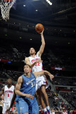 Washington Wizards v Detroit Pistons: Tayshaun Prince and JaVale McGee Fotografisk tryk af Allen Einstein
